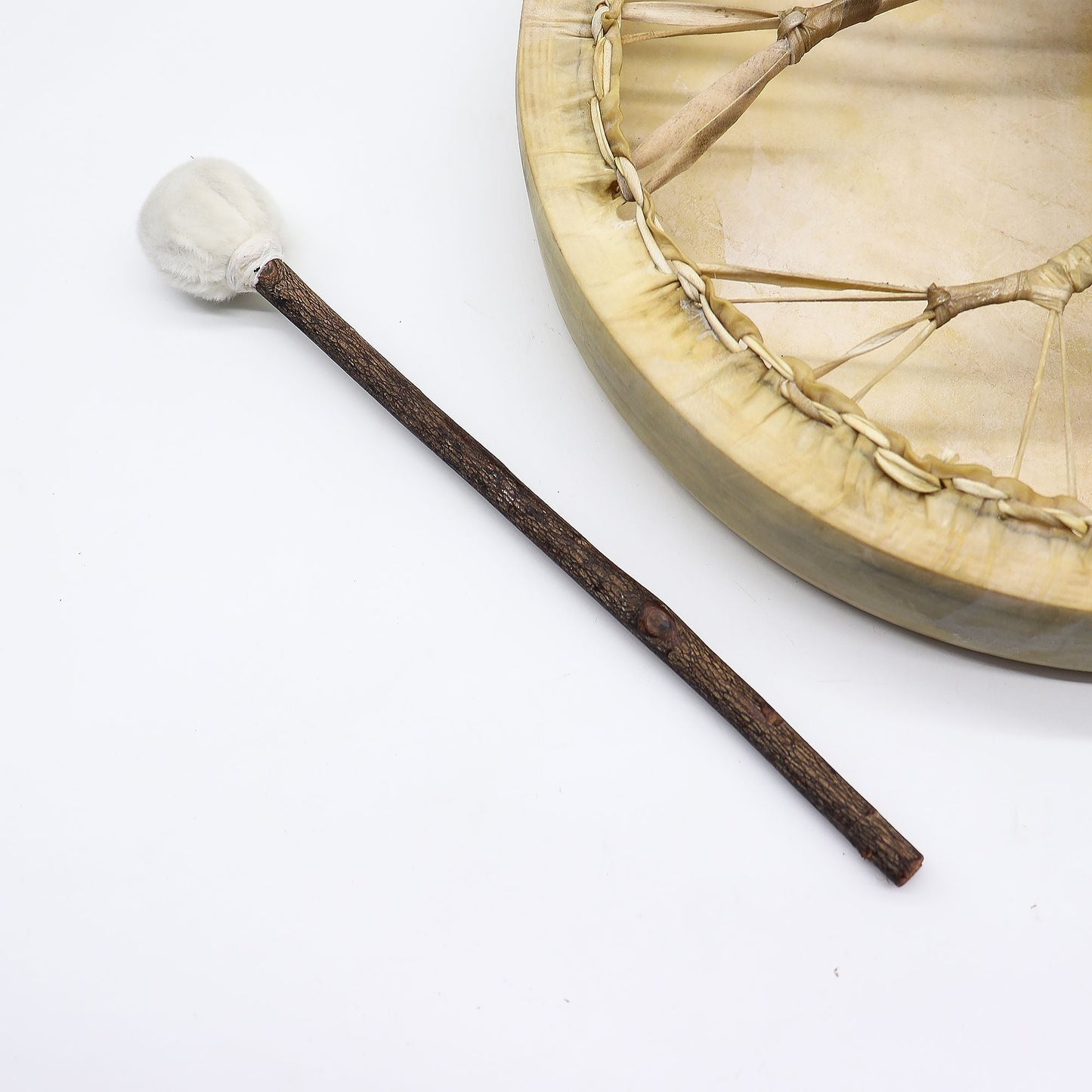 Akaciatrumma i shamanstil med stämbar klubba – 40CM, närbild av trummans kant i getskinn med snörning och träklubba mot vit bakgrund