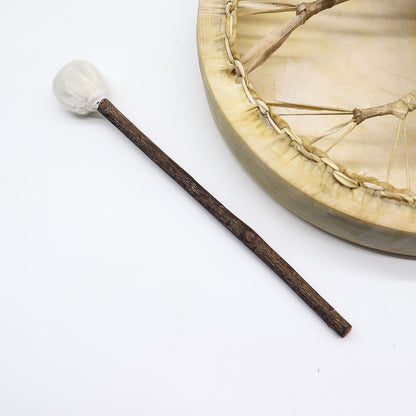Akaciatrumma i shamanstil med stämbar klubba – 40CM, närbild av trummans kant i getskinn med snörning och träklubba mot vit bakgrund
