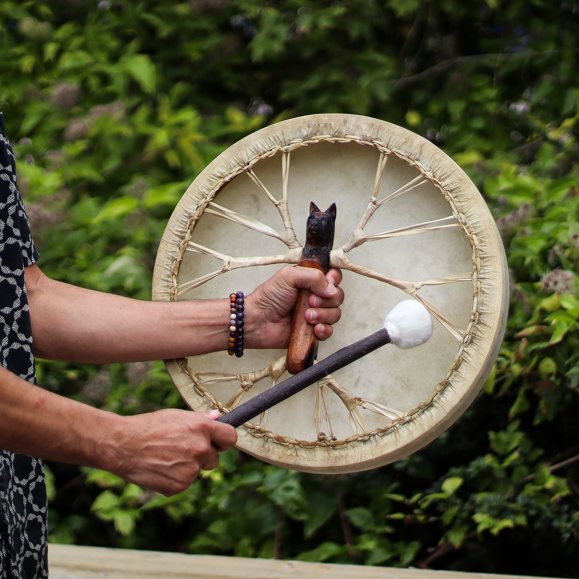 Acacia Wood Shaman Drum – Stämbar 40 CM i akacia och getskinn, snidat handtag med varghuvud och klubba, handgjord