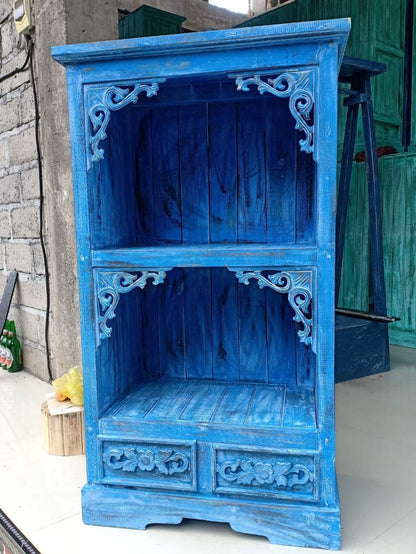 Albasia Bathroom Cabinet – Bluewash, mueble de baño de madera con acabado azul lavado, estantes abiertos y detalles tallados