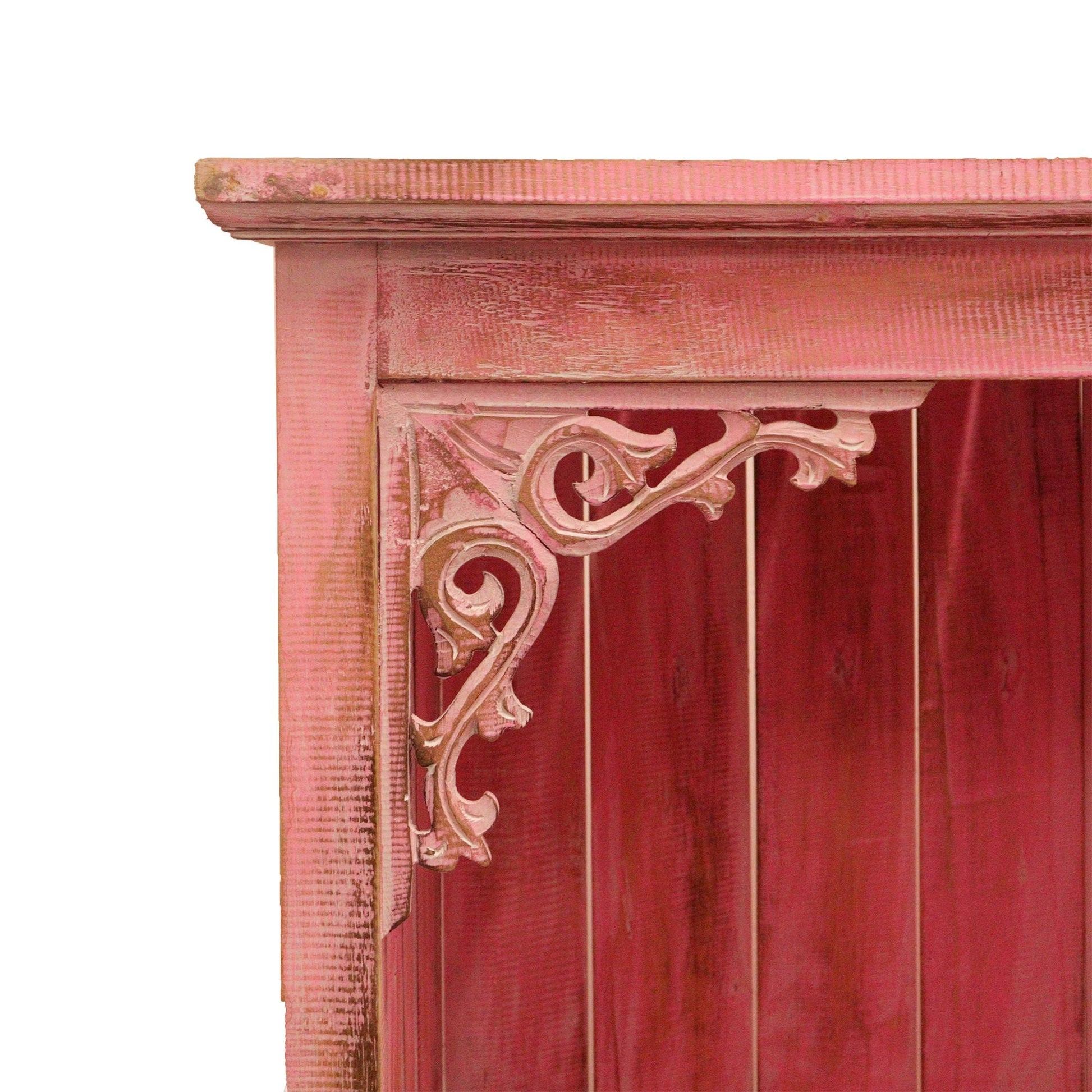 Alt Tag: Albasia Bathroom Cabinet - Pinkwash, detalj av övre hörnet med snidad list och åldrad rosa finish