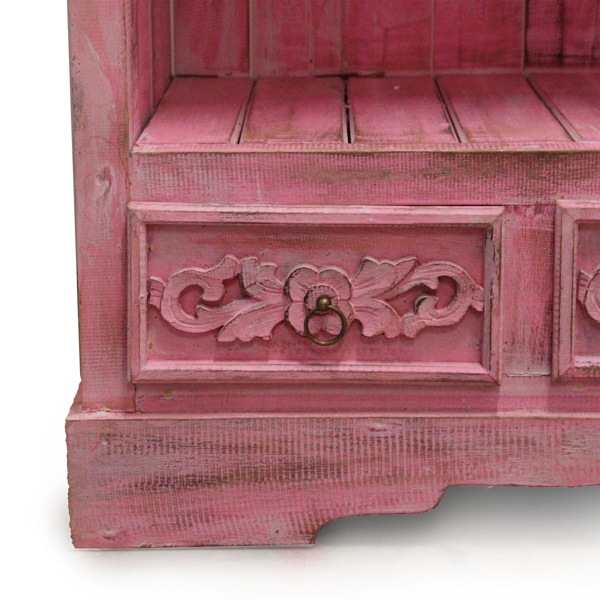 Alt-Tagg: Albasia badrumsskåp - Pinkwash detalj på snidad låda i albasia-trä med pinkwash-finish och metallhandtag