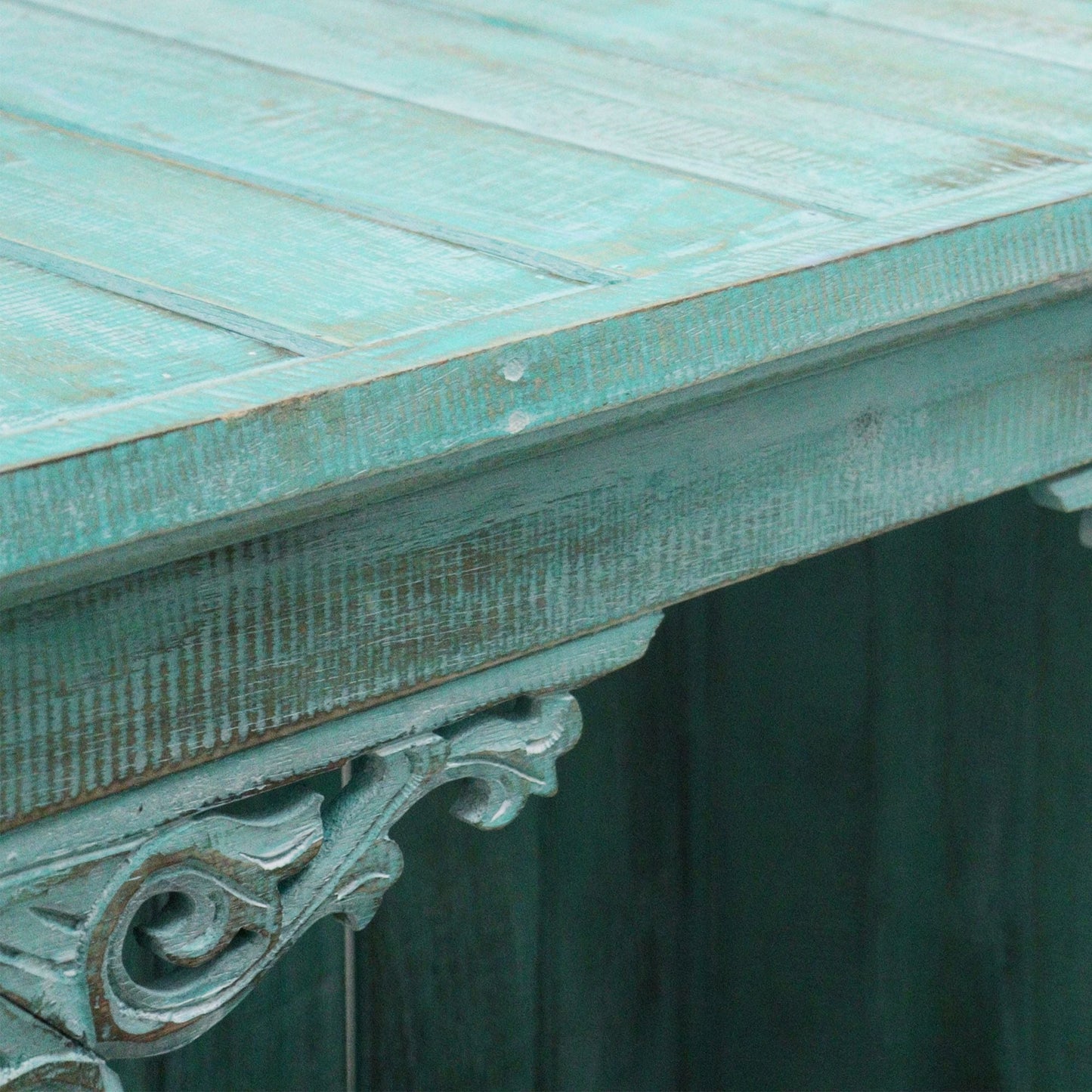Albasia Bathroom Cabinet – Turquoise Wash detalle de esquina superior con acabado turquesa lavado y veta de madera visible