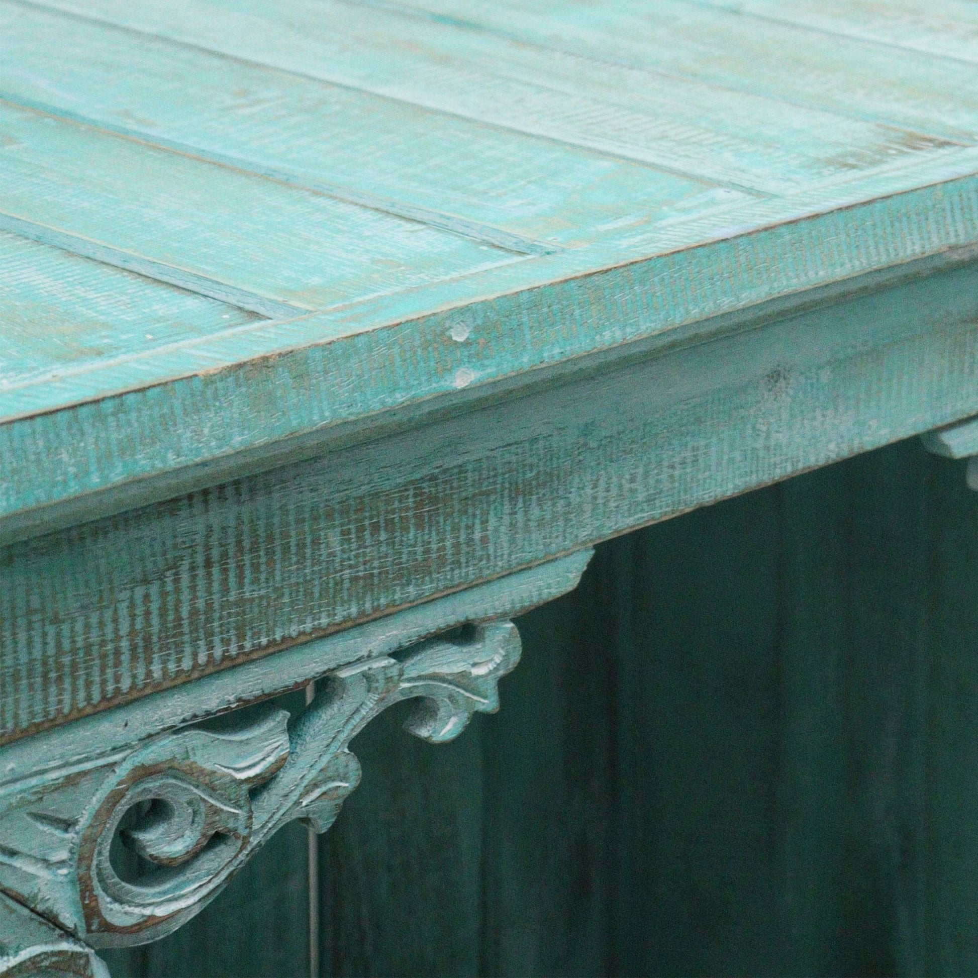 Albasia Bathroom Cabinet – Turquoise Wash detalle de esquina superior con acabado turquesa lavado y veta de madera visible