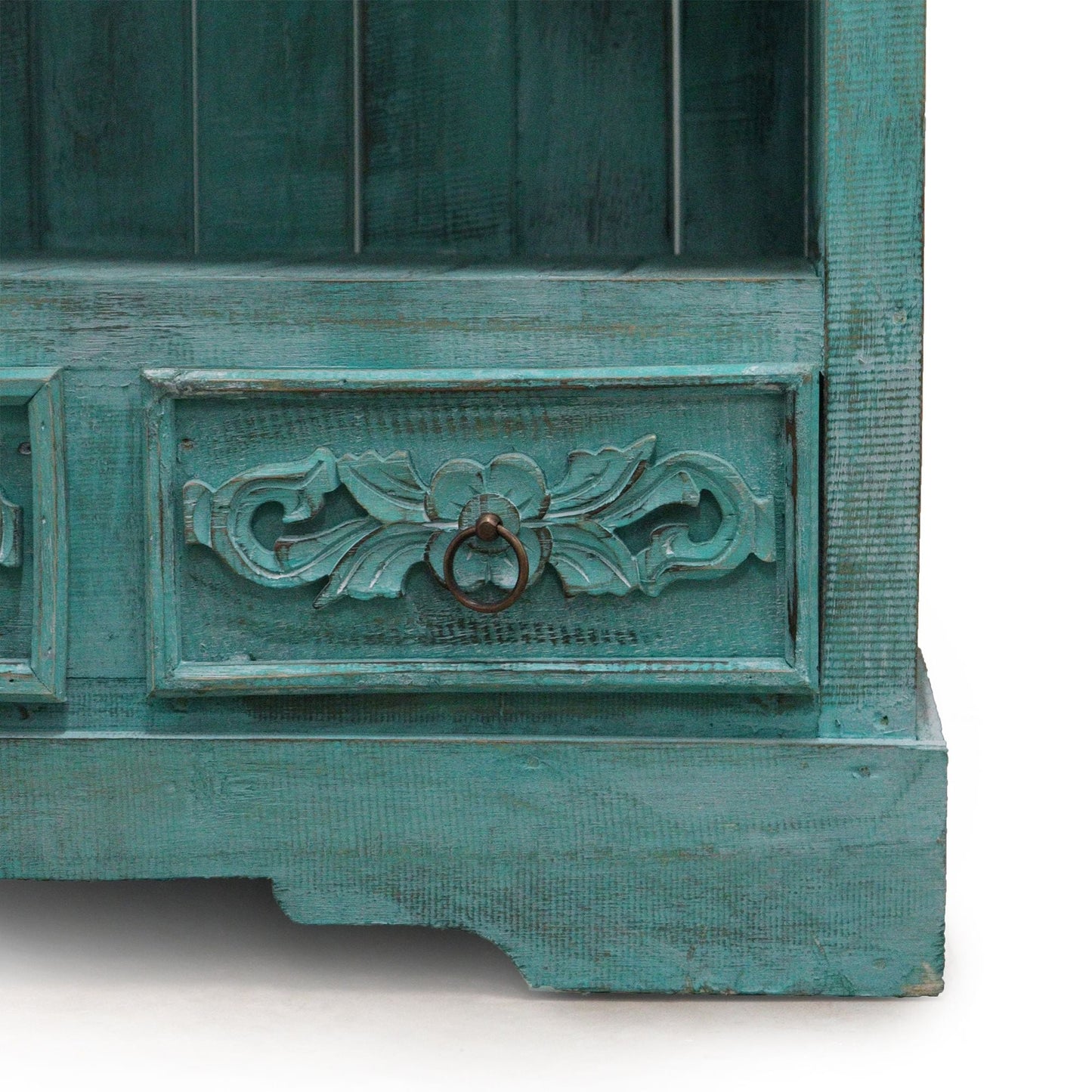 Albasia Bathroom Cabinet – Turquoise Wash detalle de cajón tallado en madera de albasia con tirador de aro y acabado turquesa