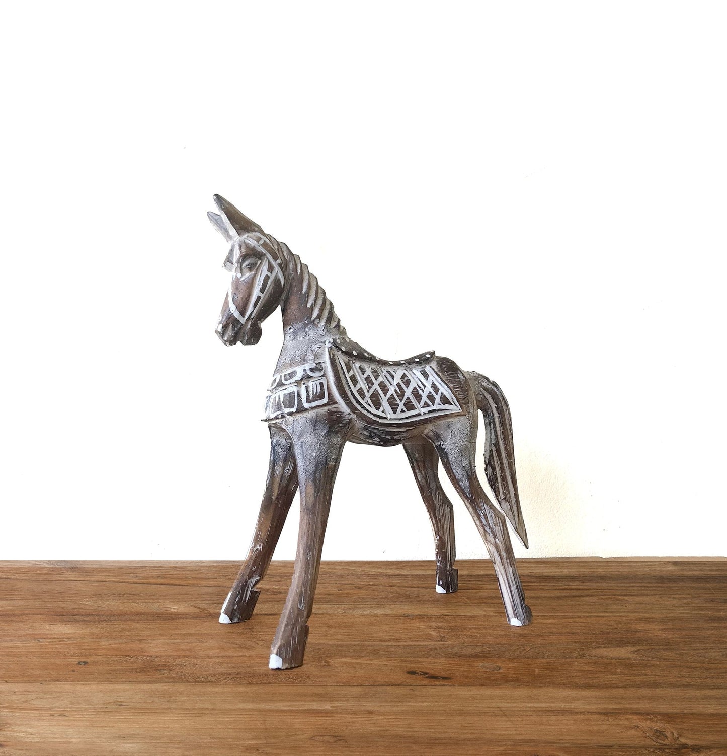 Alt Tag: Figura de caballo de madera de albasia – 25 CM, estatua decorativa de caballo de madera tallada a mano estilo vintage sobre mesa de madera