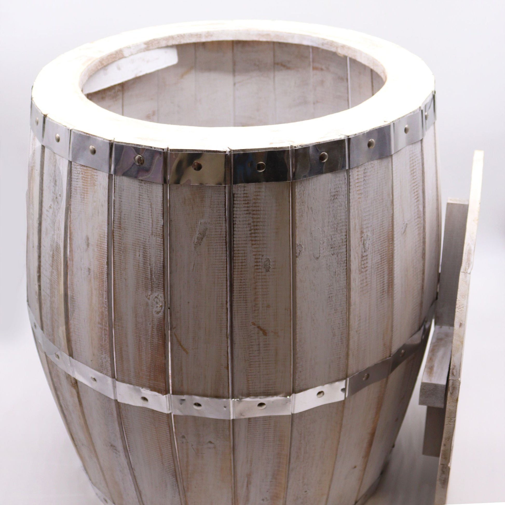 Alt Tag: Albasia Wood Barrel Table – Whitewash 60x48.5CM, mesa estilo barril de cerveza en madera albasia con detalles metálicos blanco lavado