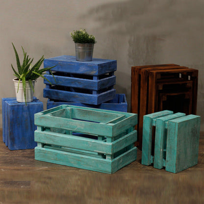 Cajas expositoras de madera de albasia – Set de 3 cajas expositoras artesanales de madera en turquesa y azul, apiladas en el suelo con plantas