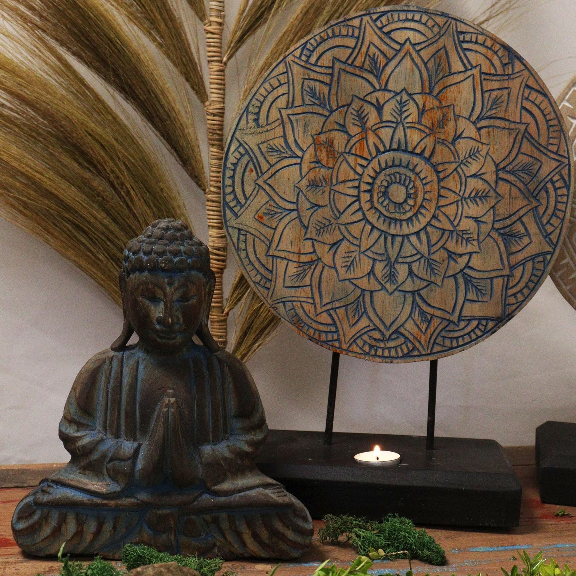 Alt Tag: Albasia-trä Feng Shui Buddha-set – 29x45 CM, blå mandala rund panel och Buddha-statytte som dekoration på stativ med ljus
