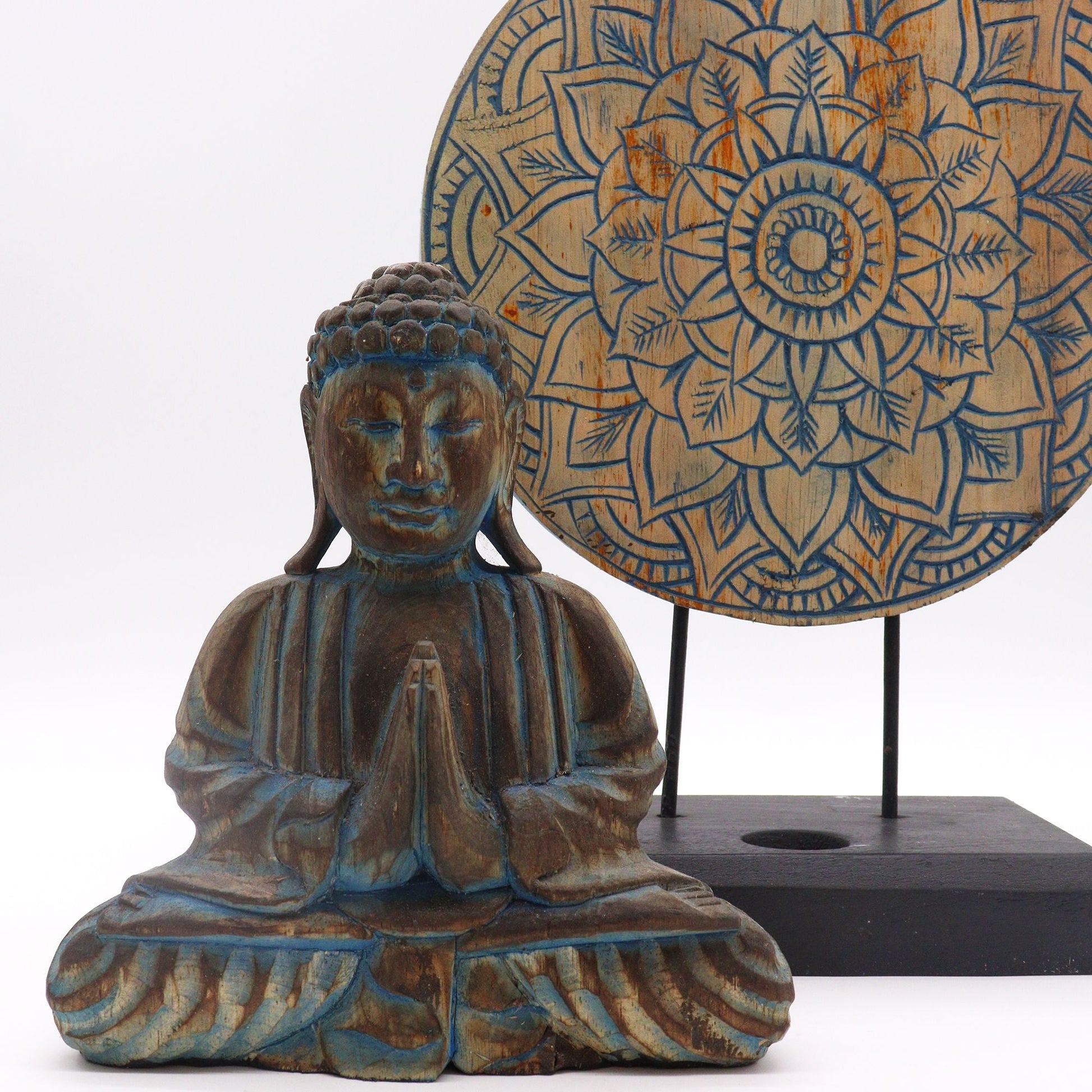 Albasia-trä Feng Shui Buddha-set – 29x45 CM med blå sittande Buddha och mandalaskiva med blommotiv på stativ