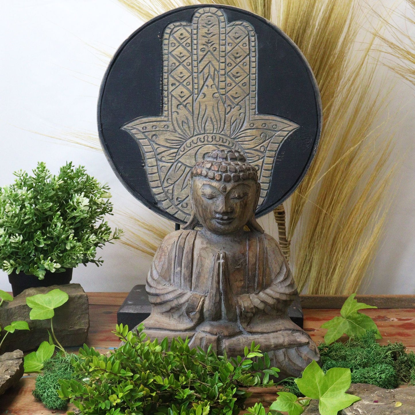 Feng Shui Buddha-set i albasia-trä – grå, 29x45 CM, Buddha-staty i trä med Hamsa-ryggstöd, grå feng shui-dekoration