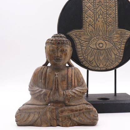 Albasia-trä Feng Shui Buddha-set – grå, 29x45 CM, Buddhafigur i trä med händerna i bön och dekorativ Hamsa-plakett