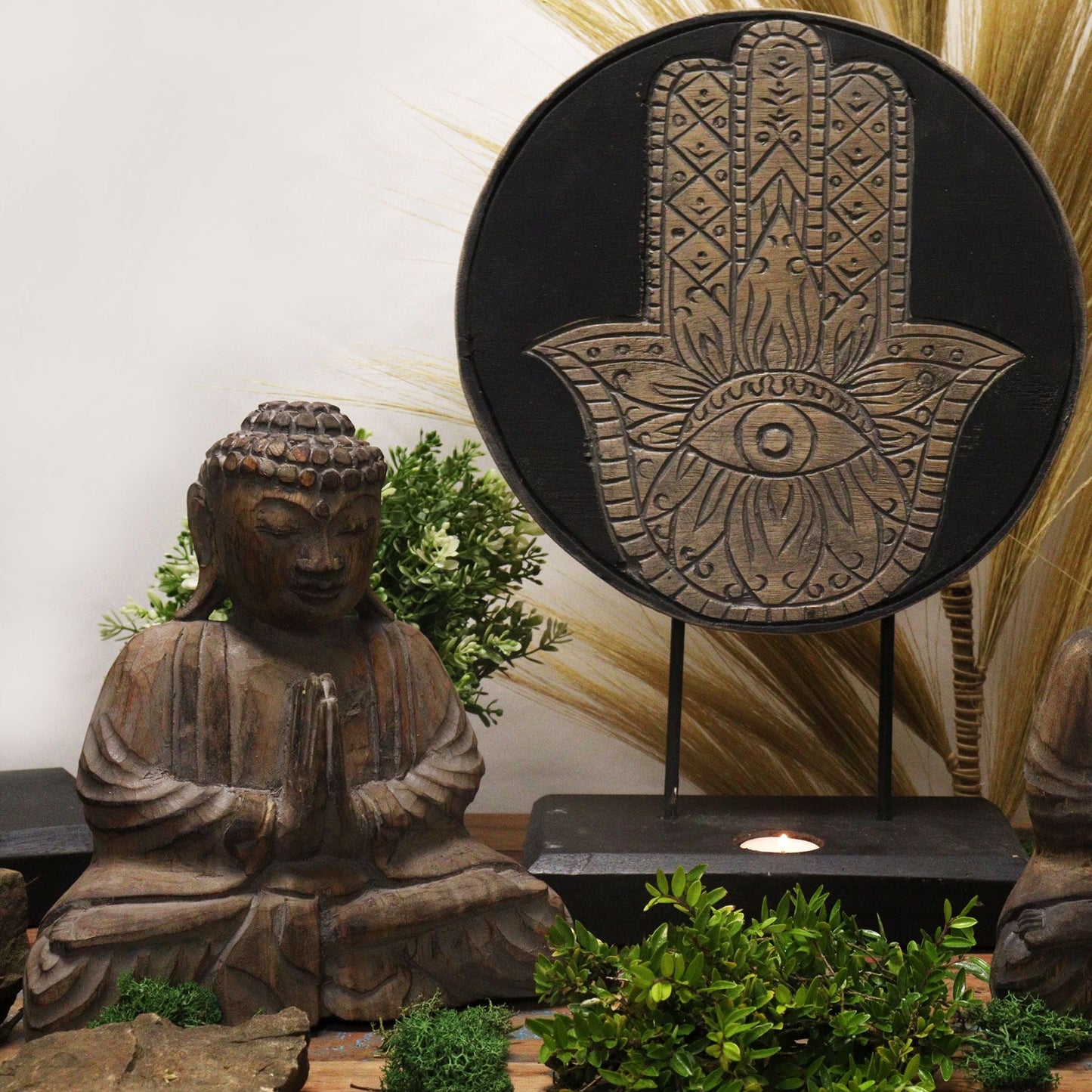 Alt Tag: Albasia-trä Feng Shui Buddha-set – Grå, 29x45 CM med snidad Buddha-staty och väggdekoration med Hamsa-hand