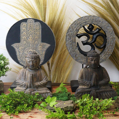 Alt Tag: Feng Shui-Buddha-set i albasia-trä – Grey, 29x45 CM med snidade Buddha-statyer och dekorativa träpaneler med Hamsa och Om