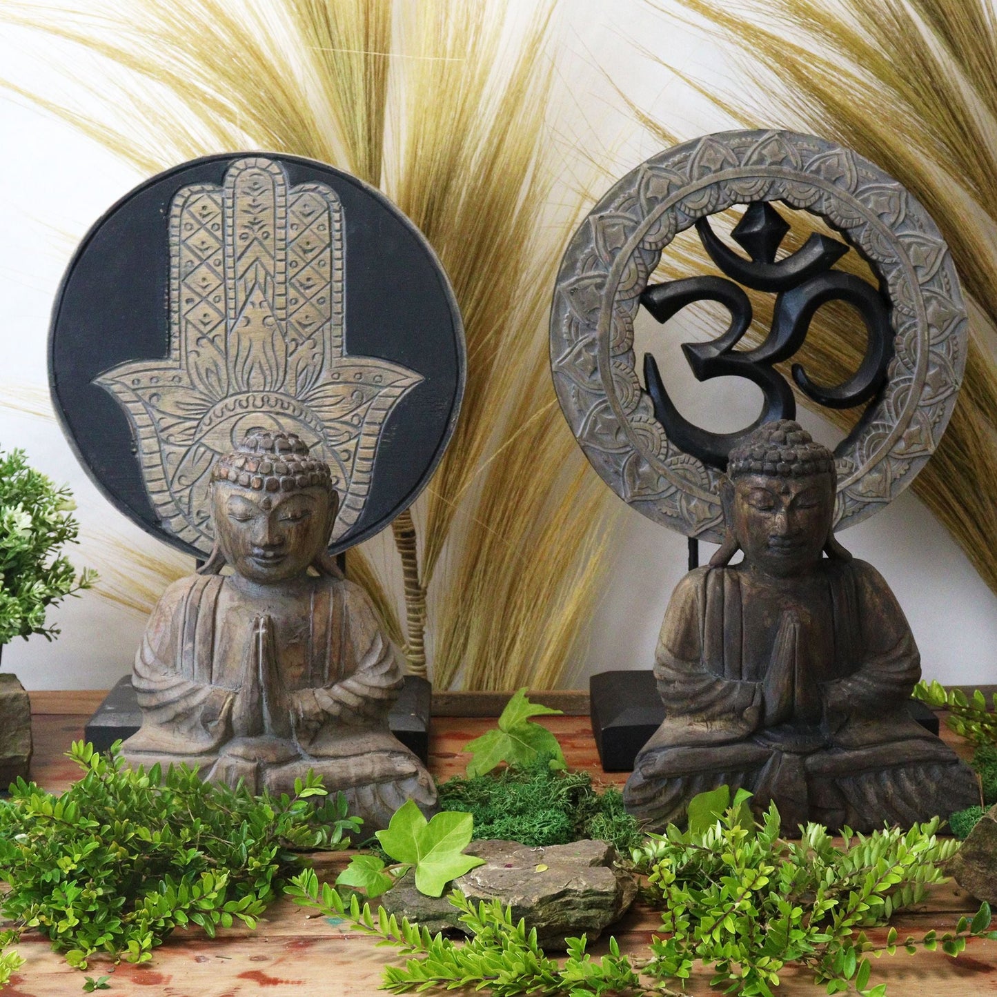 Albasia-trä Feng Shui Buddha-set – grå & svart, två snidade Buddha-statyer med gråsvarta Om- och Hamsa-dekorpaneler i trä