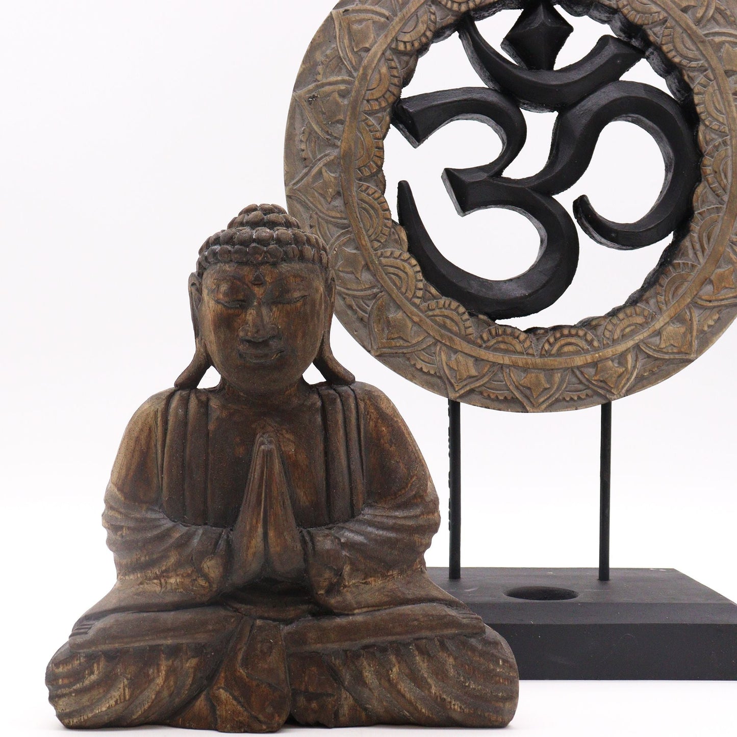 Albasia-trä Feng Shui Buddha-set – grå & svart, Buddha i trä med händer i bön och Om-symbol i grått och svart på stativ