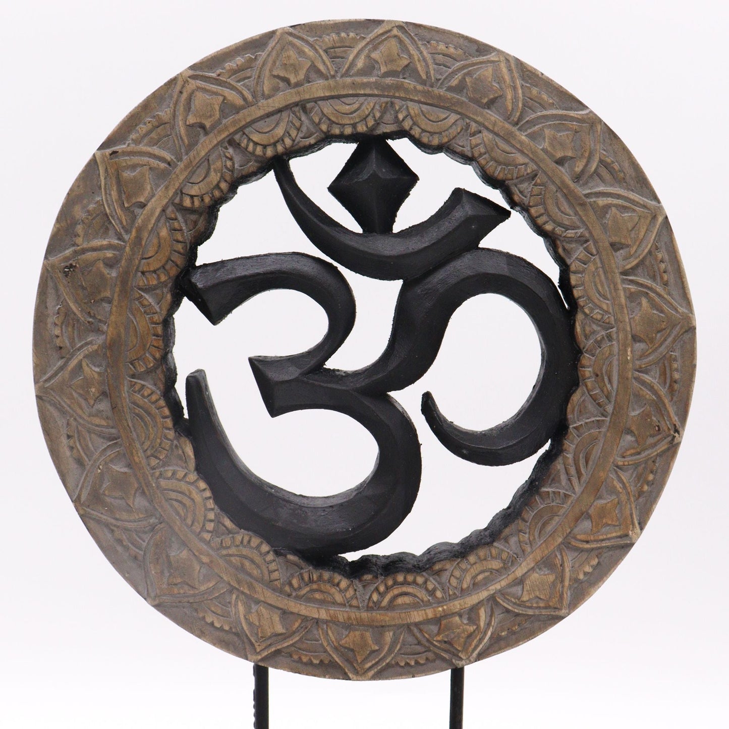 Alt Tag: Albasia Wood Feng Shui Buddha-set – grå & svart, träsnideri med Om-symbol i en dekorativ grå och svart cirkel