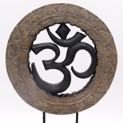 Alt Tag: Albasia Wood Feng Shui Buddha-set – grå & svart, träsnideri med Om-symbol i en dekorativ grå och svart cirkel
