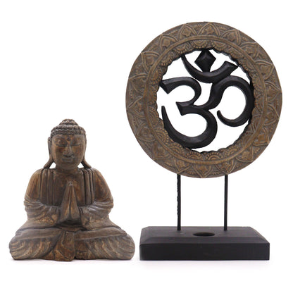Albasia-trä Feng Shui Buddha-set – grå & svart, Buddha-staty med händerna i bön och Om-symboldekor på stativ