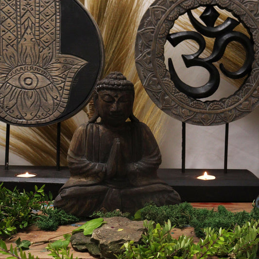 Albasia-trä Feng Shui Buddha-set – grått och svart med sittande Buddha-staty och gråsvart Om-väggdekoration på displayställning