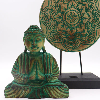 Alt Tag: Albasia Wood Feng Shui Buddha Set – Mandala Green, talla de Buda en madera verde con disco mandala sobre base negra