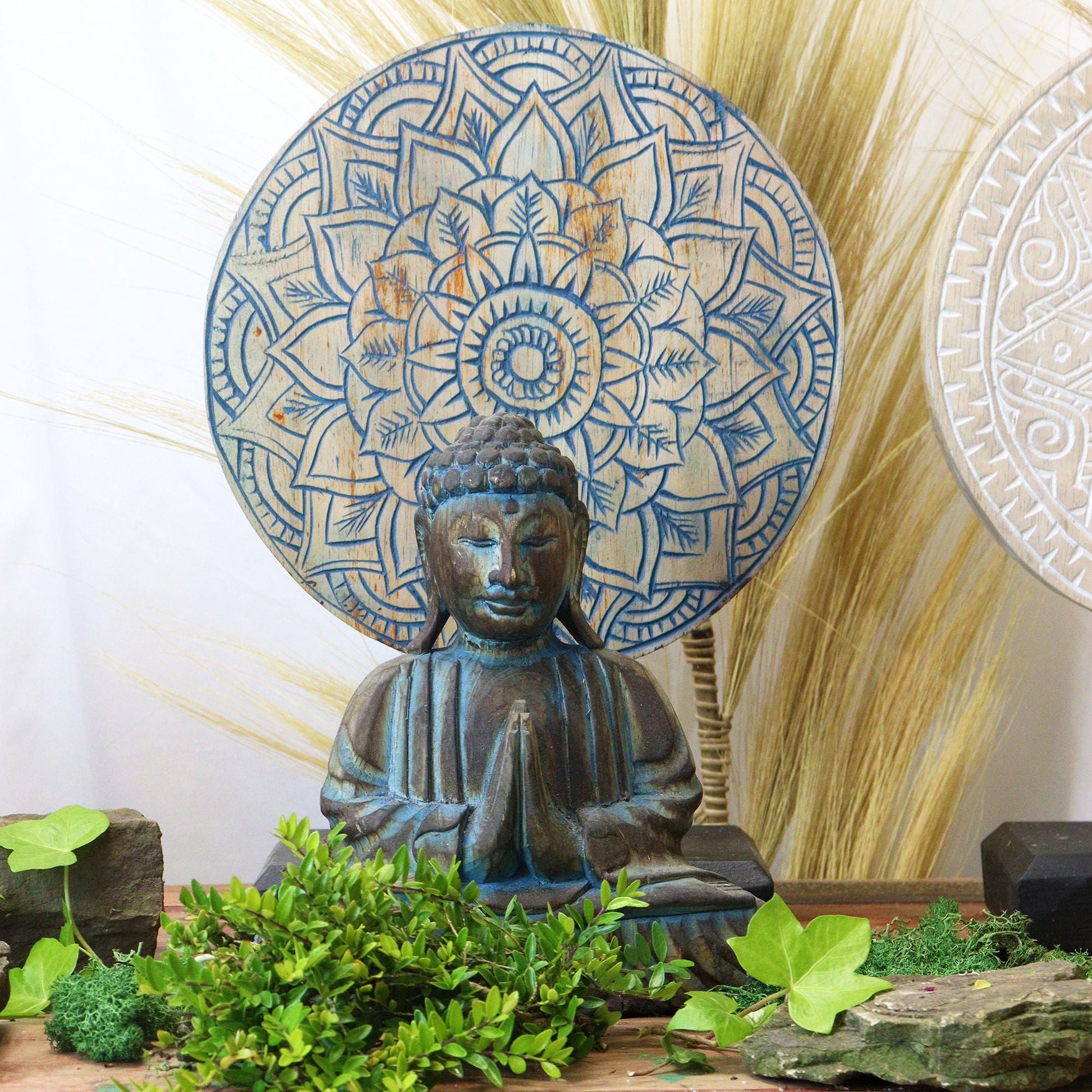 Alt Tag: Feng Shui Buddha-set i albasia-trä – 29x45 CM blå mandala Buddha-snideridekor för bord med grönska