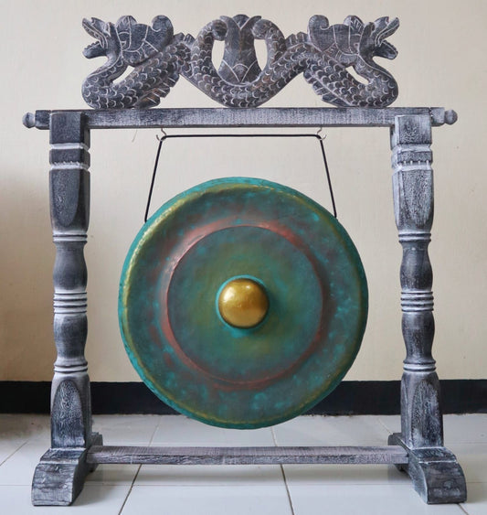 Alt Tag: Gong armonizador de madera de albasia – gong metálico colgante Greenwash de 25CM en soporte de madera tallada con acabado Greenwash