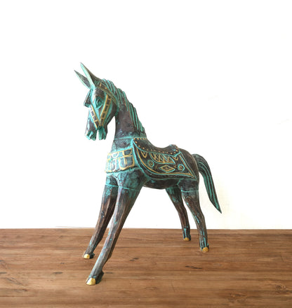 Albasia Wood Horse Figure – 25 CM snidad häststaty i trä med guld- och turkosa accenter på ett träbord