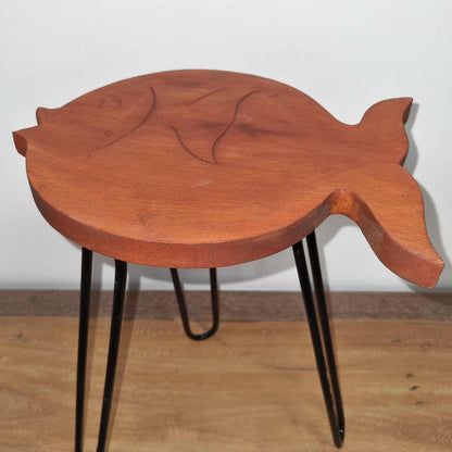 Alt Tag: Albasia Wood Plant Stand – Terracotta, sidobord i trä i fiskform med svarta metallben