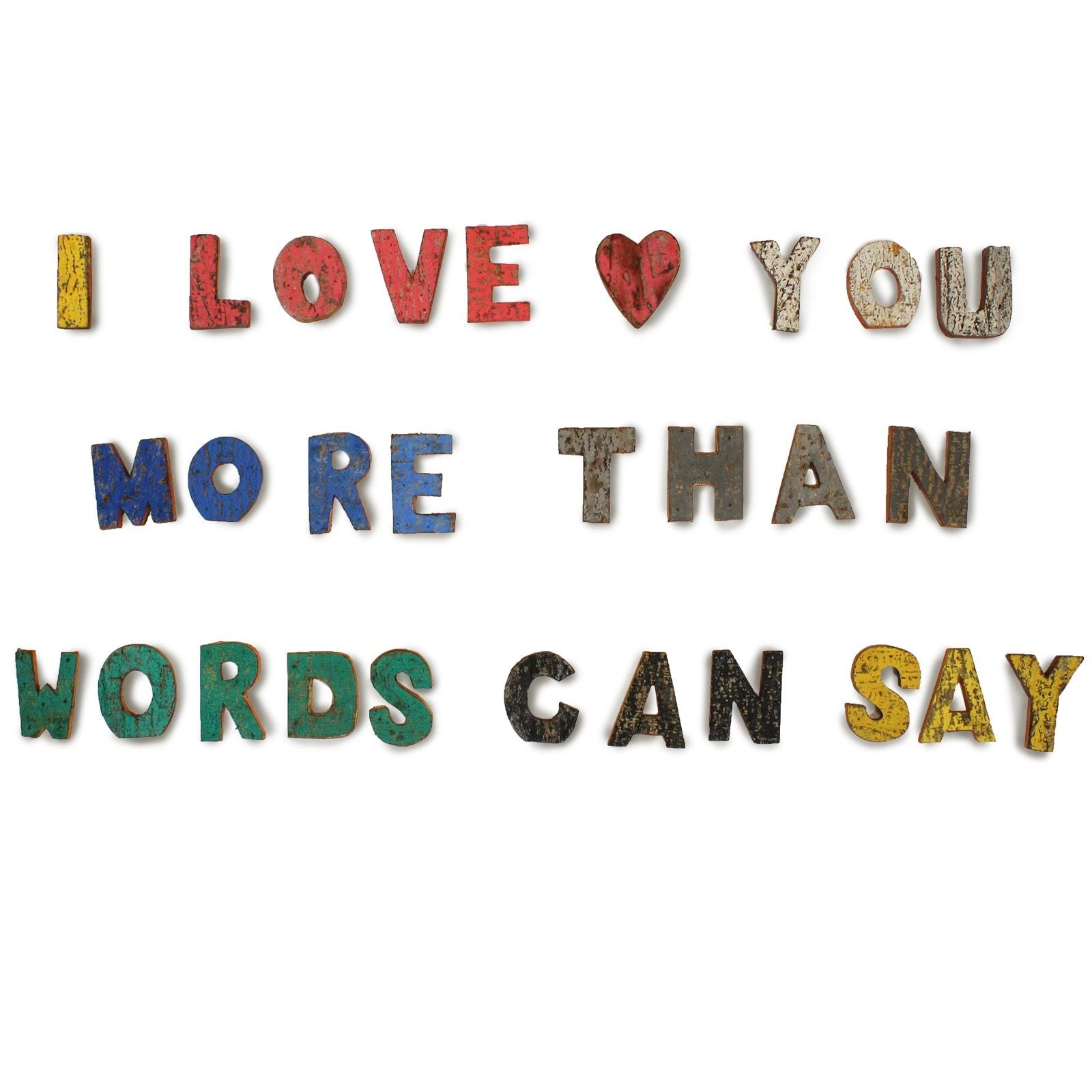Albasia-trä rustika bokstäver i bark – 7x1 CM set med rustika dekorationsbokstäver med frasen ”I LOVE YOU MORE THAN WORDS CAN SAY”
