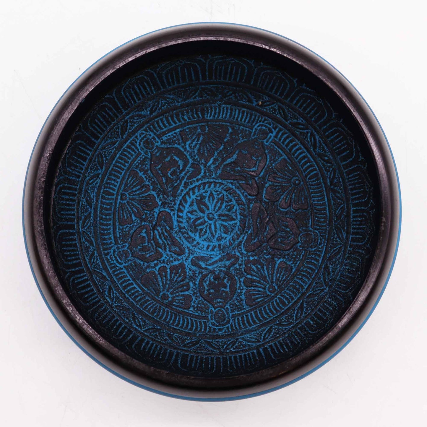 Aluminium Tibetan Singing Bowl – Blue Mantra 16CM, vista superior del interior con grabado circular de mantra y cinco budas en azul