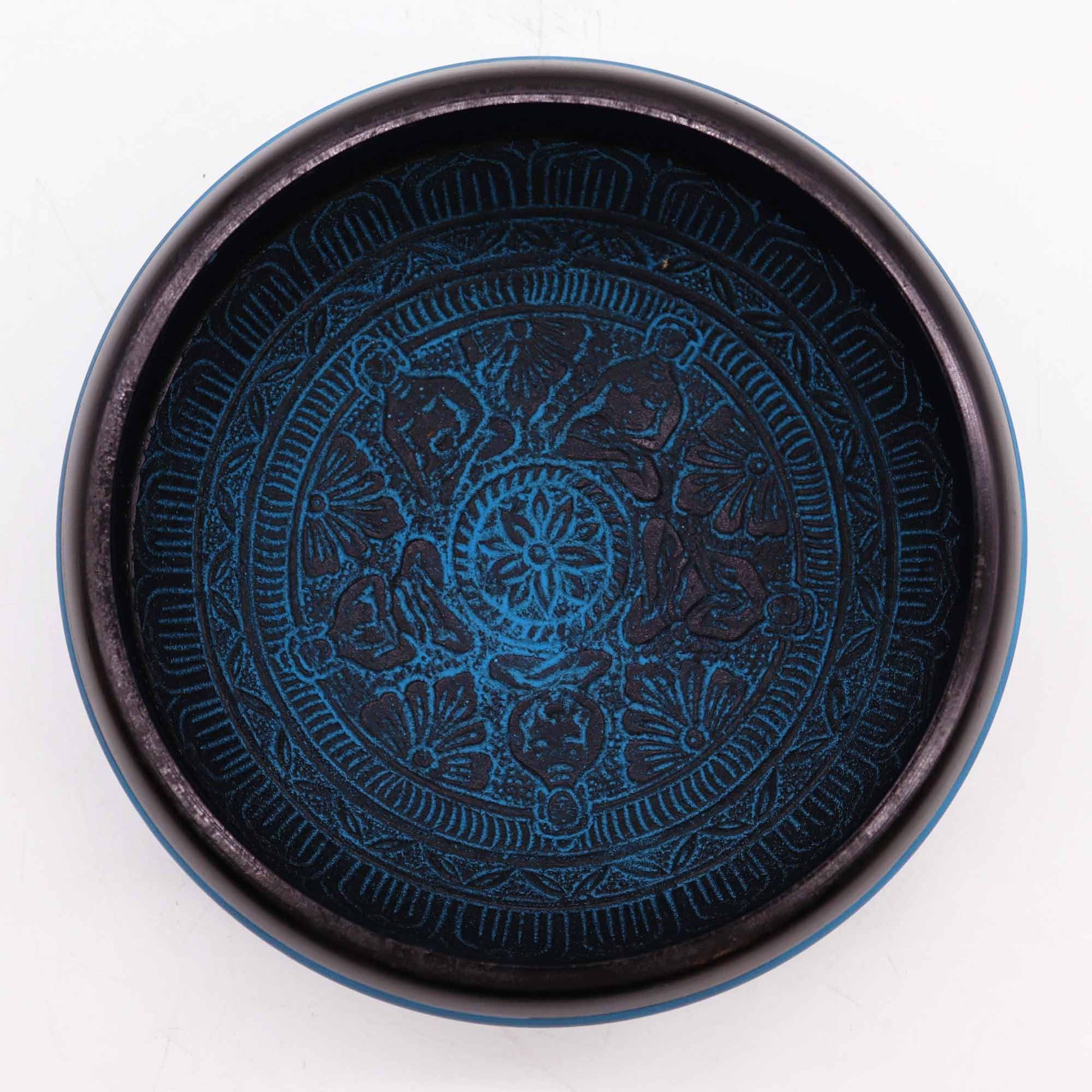 Aluminium Tibetan Singing Bowl – Blue Mantra 16CM, vista superior del interior con grabado circular de mantra y cinco budas en azul