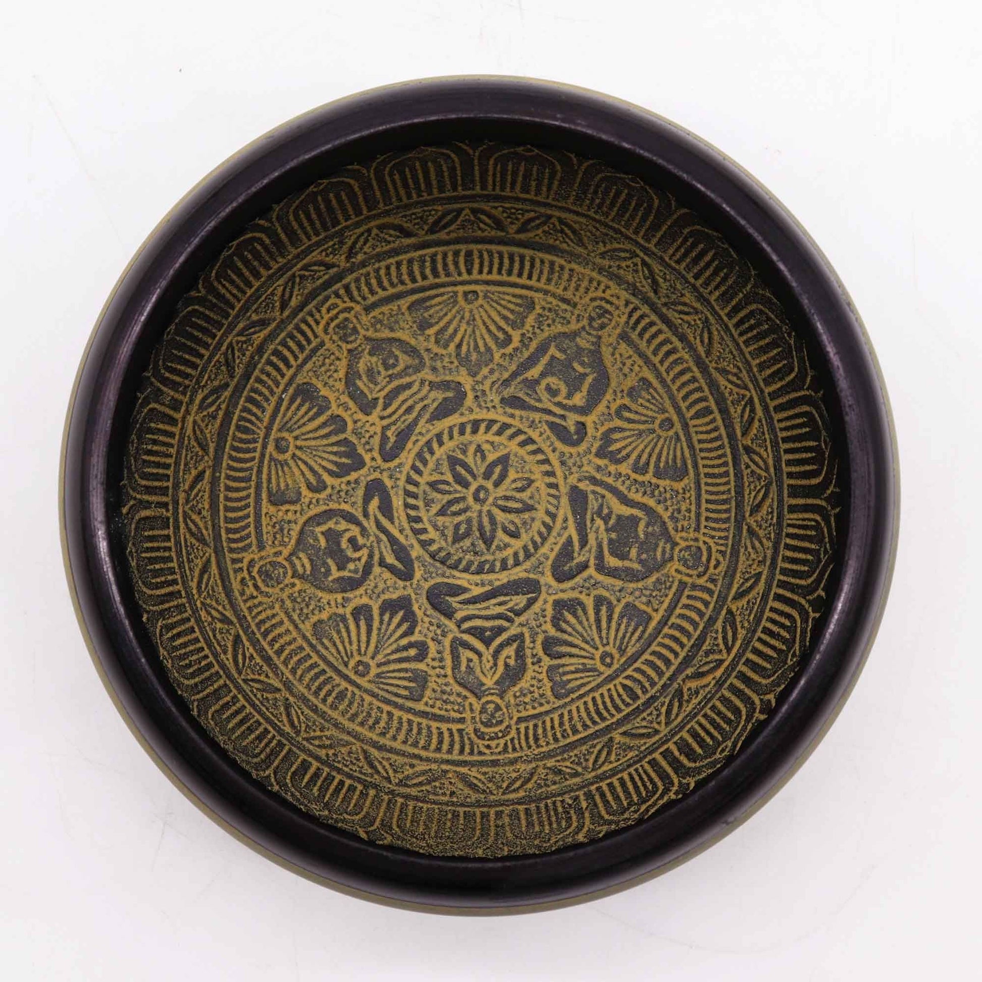Alt Tag: Cuenco tibetano de canto de aluminio – Mantra Five Buddha 16CM, vista superior con grabado Mantra Five Buddha en el interior