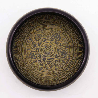 Alt Tag: Cuenco tibetano de canto de aluminio – Mantra Five Buddha 16CM, vista superior con grabado Mantra Five Buddha en el interior