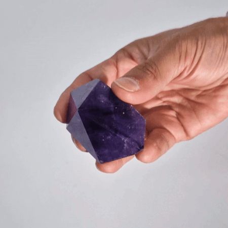 Amethyst Gemstone Points – 5 to 6.5 CM en mano, punta de amatista pulida morada para decoración y colección