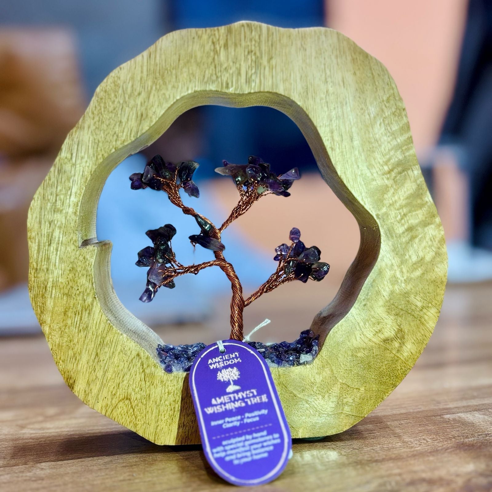Amethyst Gemstone Tree – Mango Wood Ring, 60 Stones con ramas de alambre de cobre y chips de amatista en aro de madera de mango