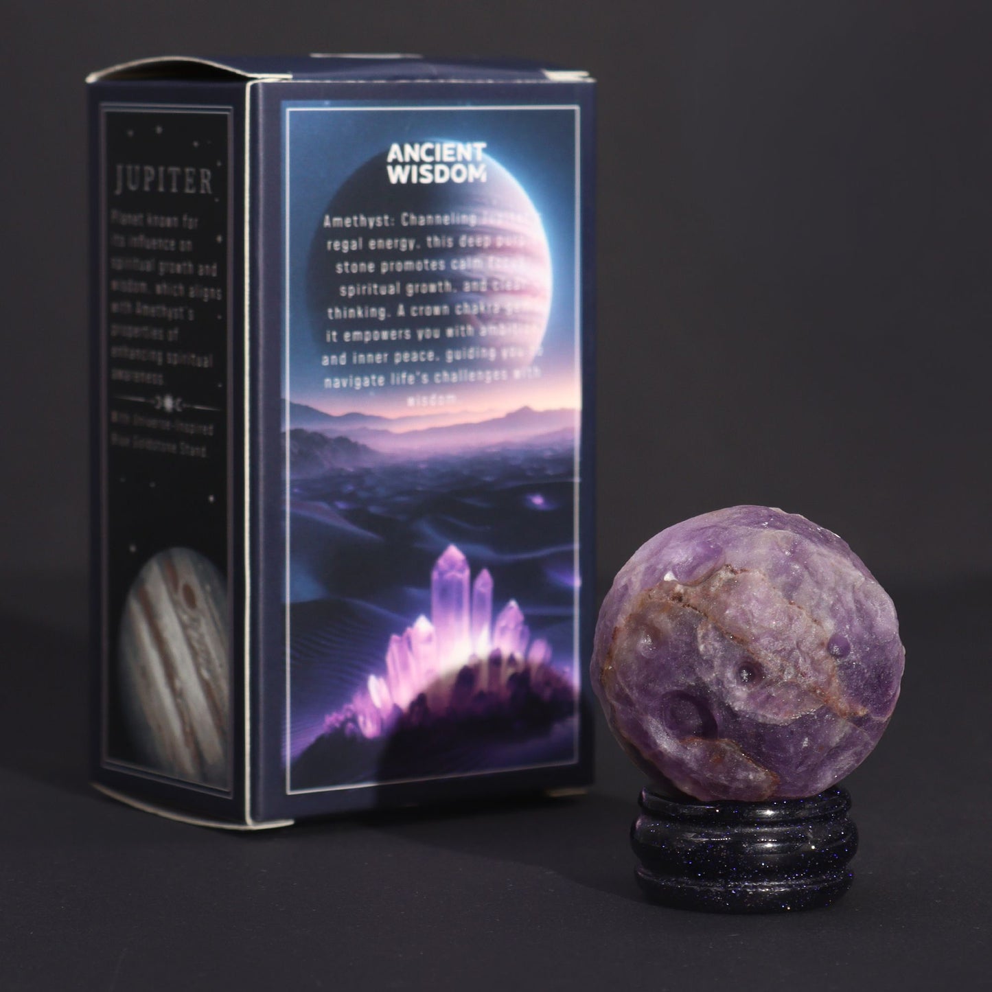Amethyst Jupiter Gemstone Planet – 40MM Solar Goldstone Stand con esfera de amatista morada sobre base brillante y caja de regalo