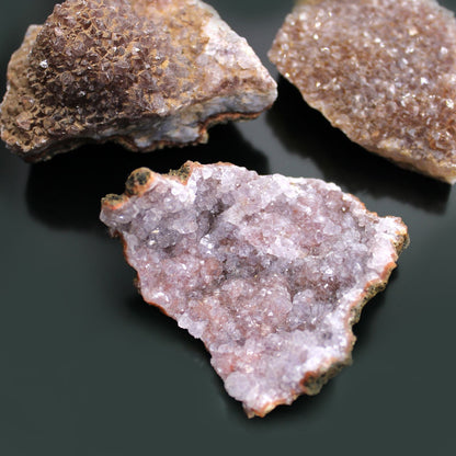 Amethyst Mineral Specimens – Approx. 20 Pieces, natural purple crystal clusters and rough stones on dark background