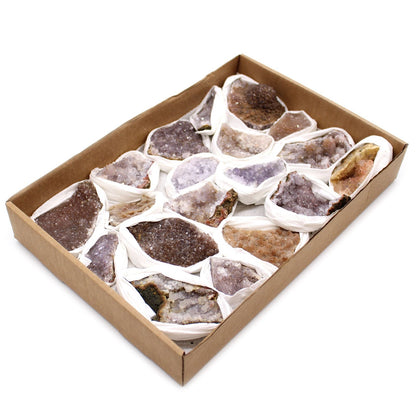 Alt Tag: Amethyst Mineral Specimens – Approx. 20 Pieces en bandeja, geodas moradas de amatista envueltas en papel protector