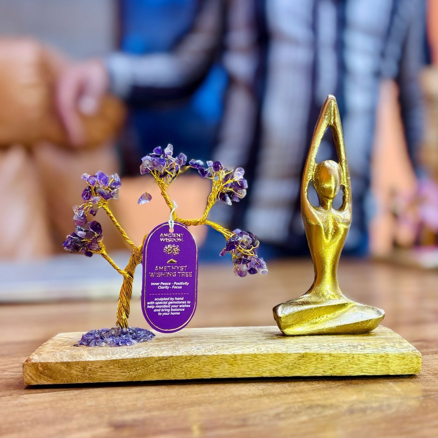 Ametist Yoga Garden Tilted Tree Sukhasana Pose – Träd med 100 chipstones av ametist och yogafigur i guld på träbas