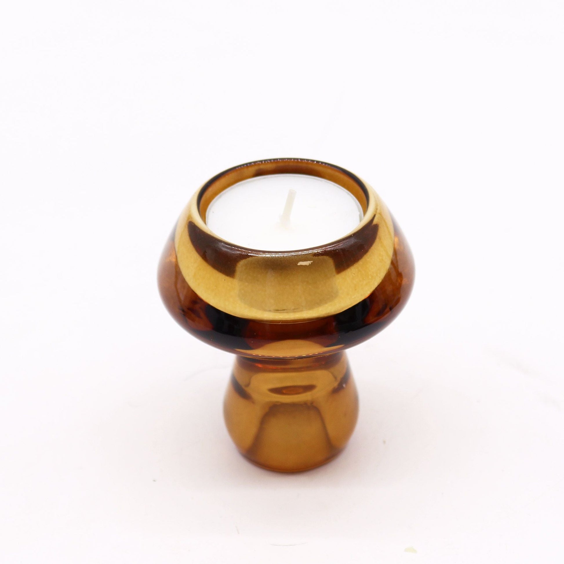 Alt Tag: Set de portavelas de vidrio ámbar antiguo – portavelas de vidrio prensado de 6.2x7 CM con tealight blanco sobre fondo blanco