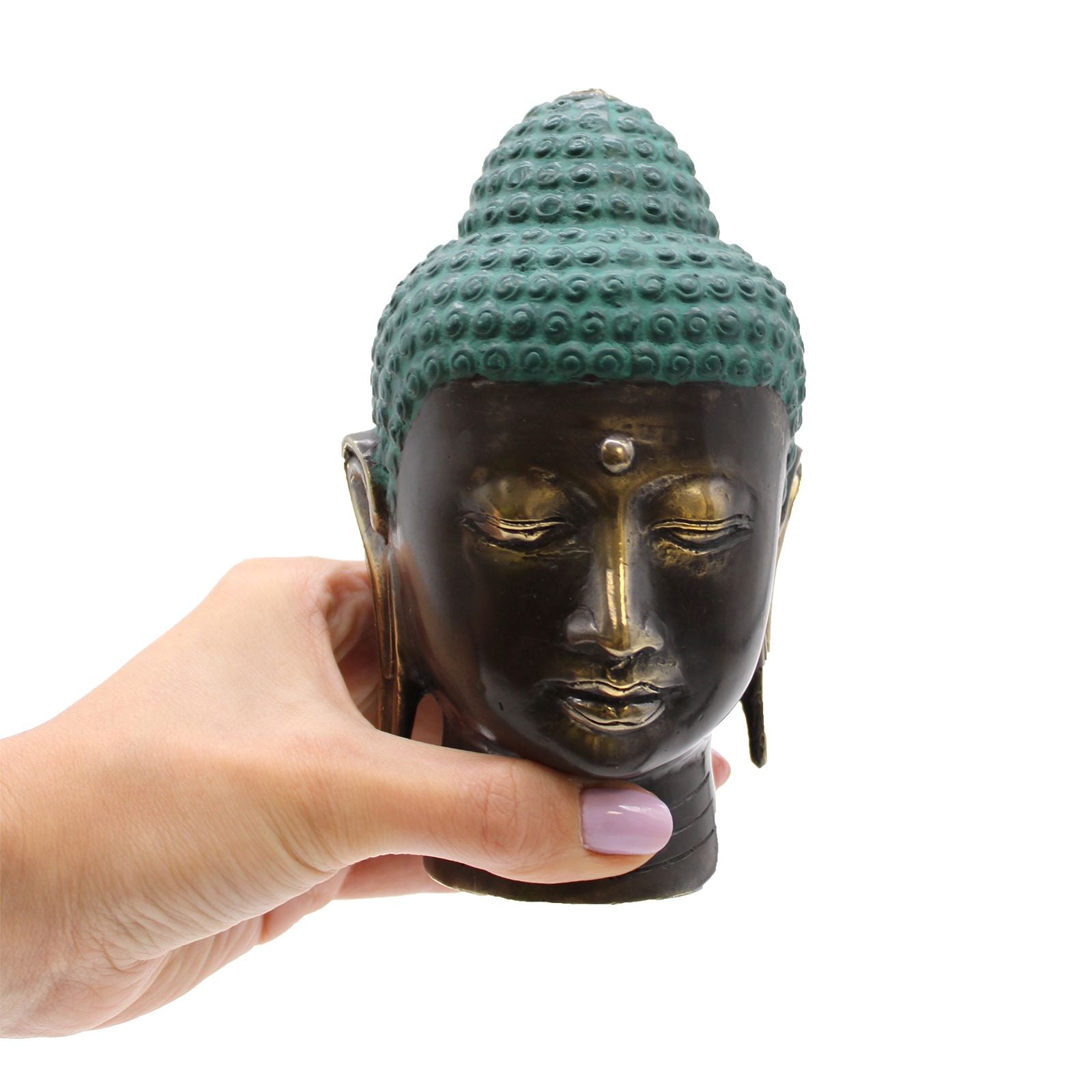 Cabeza de Buda en latón antiguo – 14.5x7.5 CM, escultura decorativa de cabeza de Buda en latón con acabado antiguo, vista frontal en mano