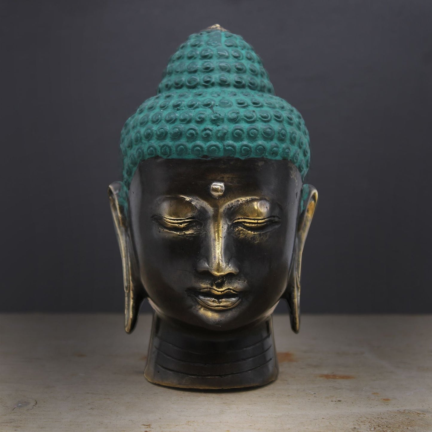 Cabeza de Buda de latón antiguo – cabeza de estatua decorativa de 14,5x7,5 CM con rostro sereno, acabado negro y dorado y cabello texturizado en verde azulado