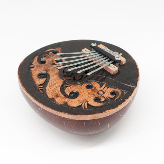 Antique Coconut Kalimba – 16x15 CM de cáscara de coco hecha a mano en Bali, instrumento musical con diseño tallado y 8 lengüetas
