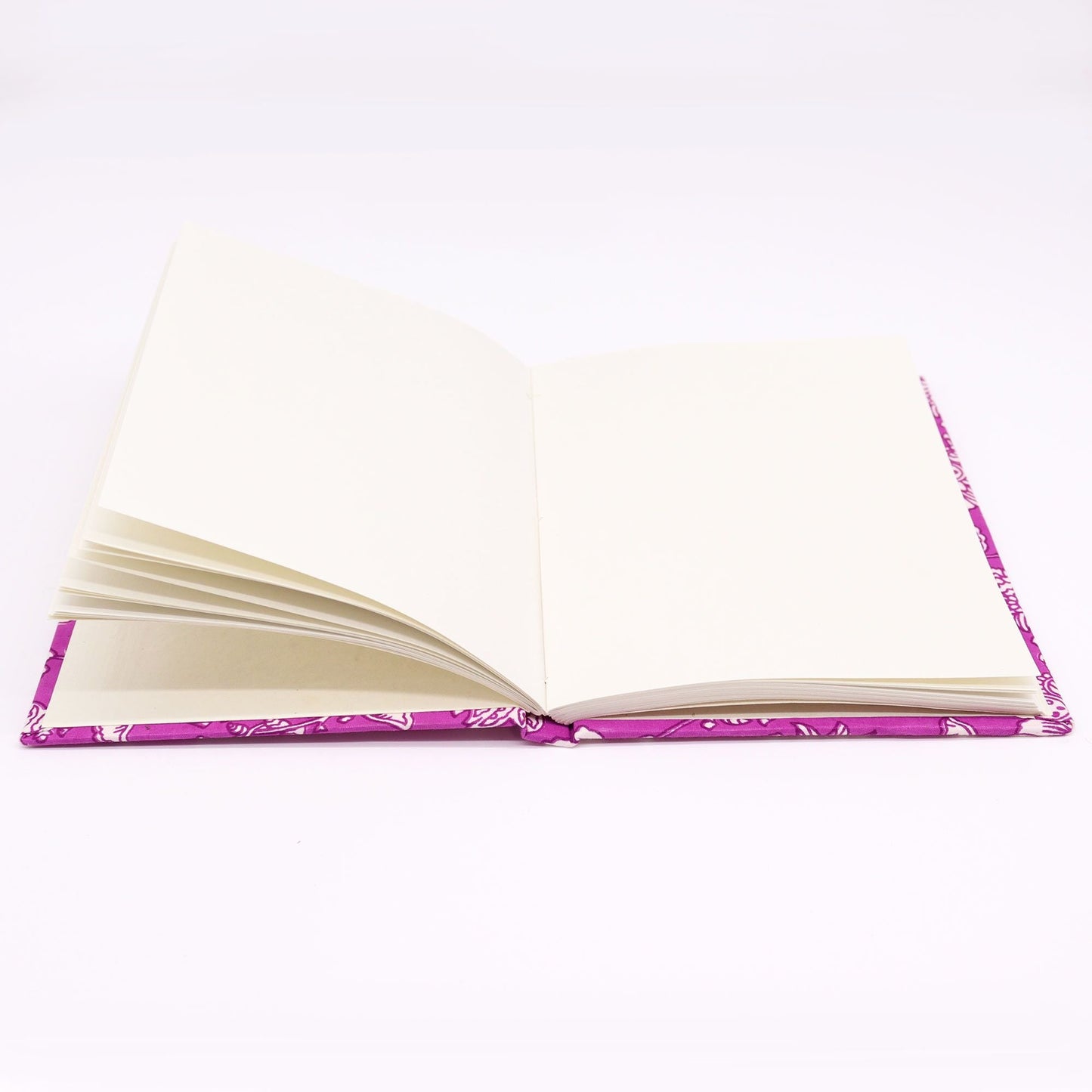 Alt Tag: Antique Fuchsia Cotton Notebook – 20x15 CM, 96 Pages abierto con páginas en blanco y cubierta de algodón fucsia