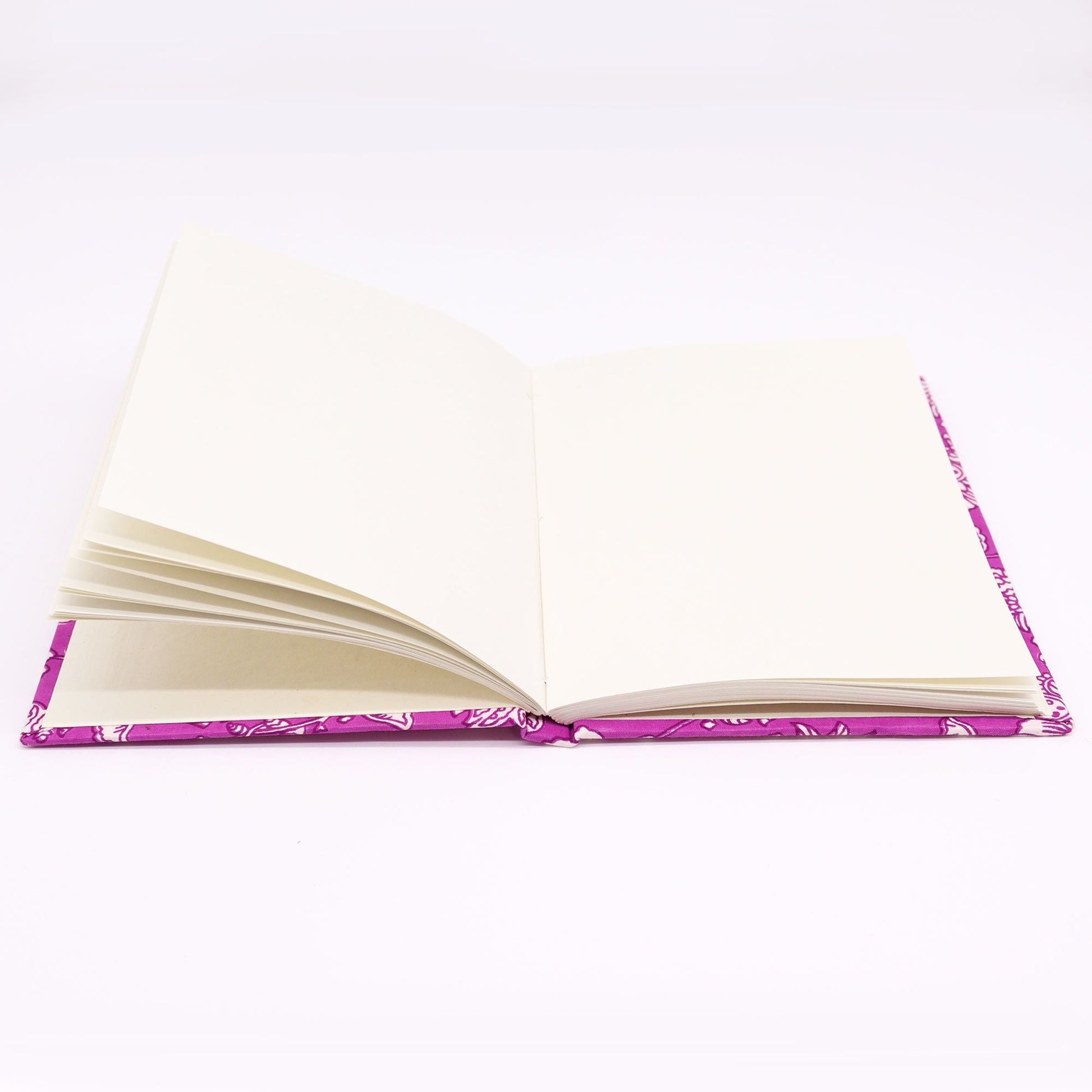 Alt Tag: Antique Fuchsia Cotton Notebook – 20x15 CM, 96 Pages abierto con páginas en blanco y cubierta de algodón fucsia