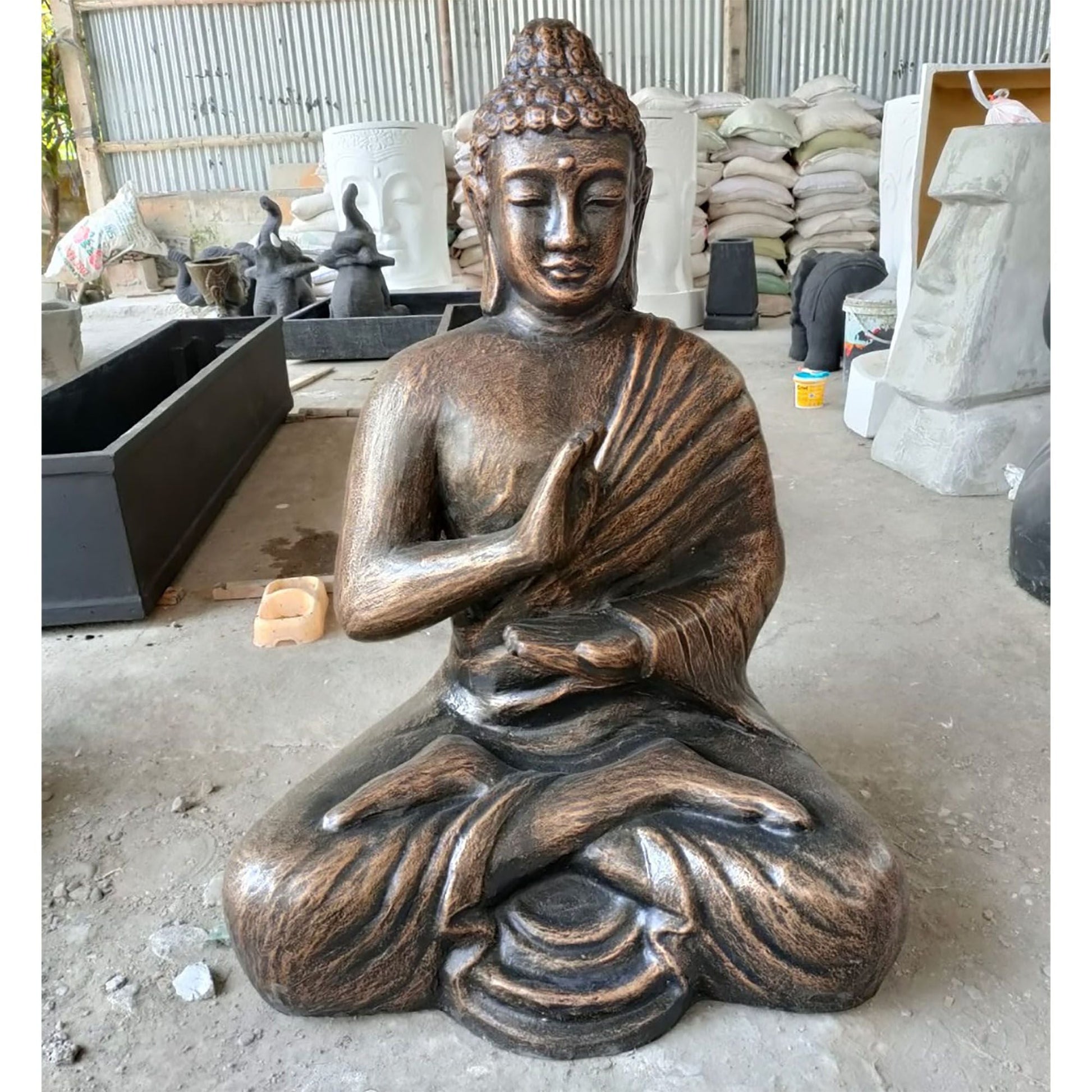 Alt Tag: Estatua de Buda en oro antiguo – 1.5M de Fiber Cement sentado en postura de meditación, acabado dorado antiguo, escultura para jardín/interior