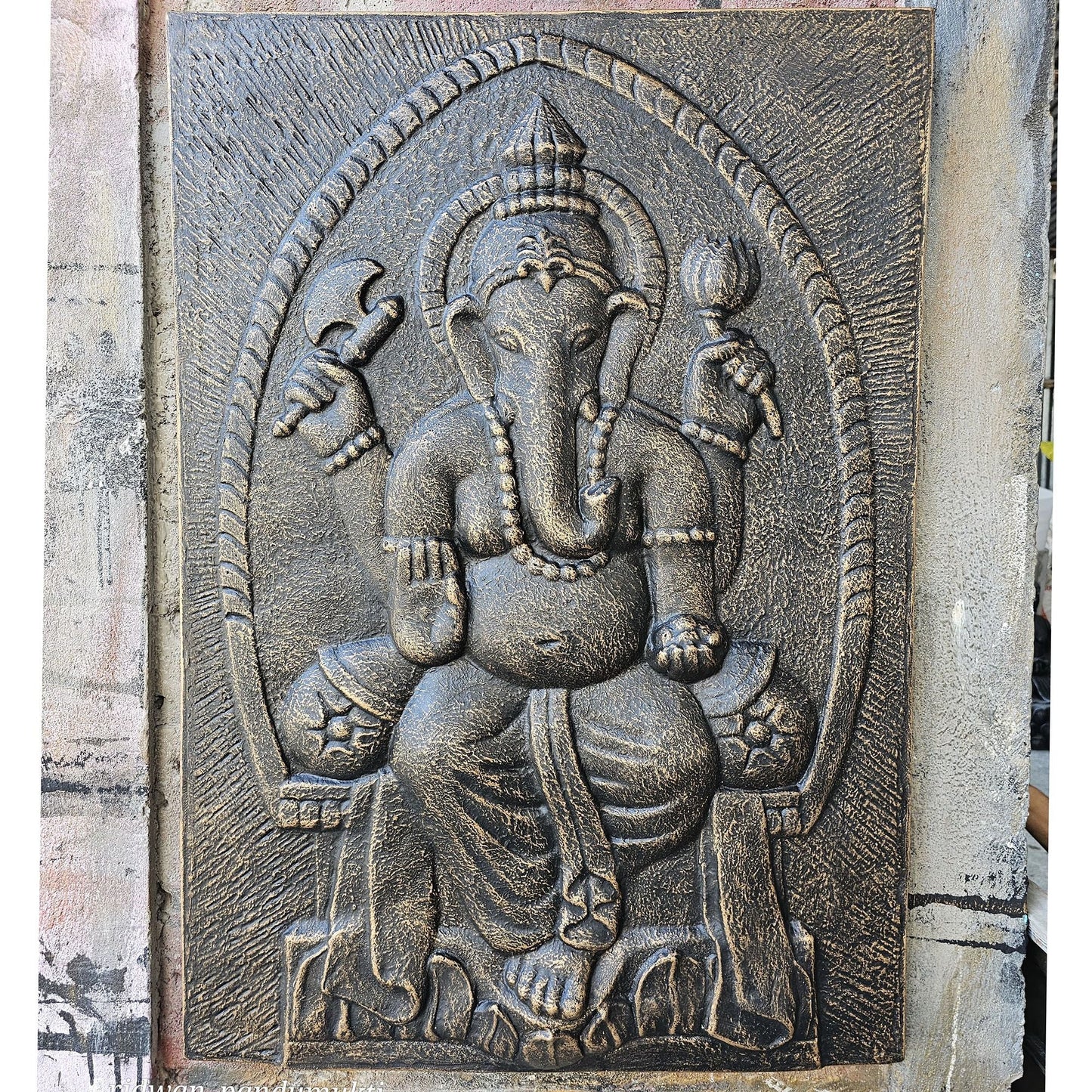 Antique Gold Ganpati Iron Wall Frame – 0,7x1 m geprägter Lord-Ganpati-Wandrahmen aus Eisen mit antikgoldenem Finish, rechteckiges Design