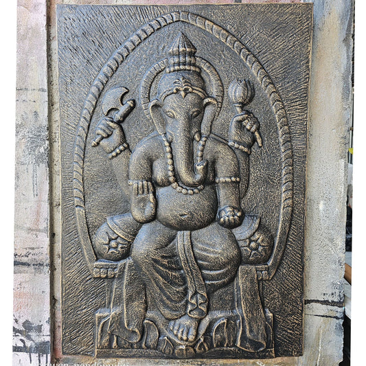 Antique Gold Ganpati Iron Wall Frame – 0,7x1 m geprägter Lord-Ganpati-Wandrahmen aus Eisen mit antikgoldenem Finish, rechteckiges Design