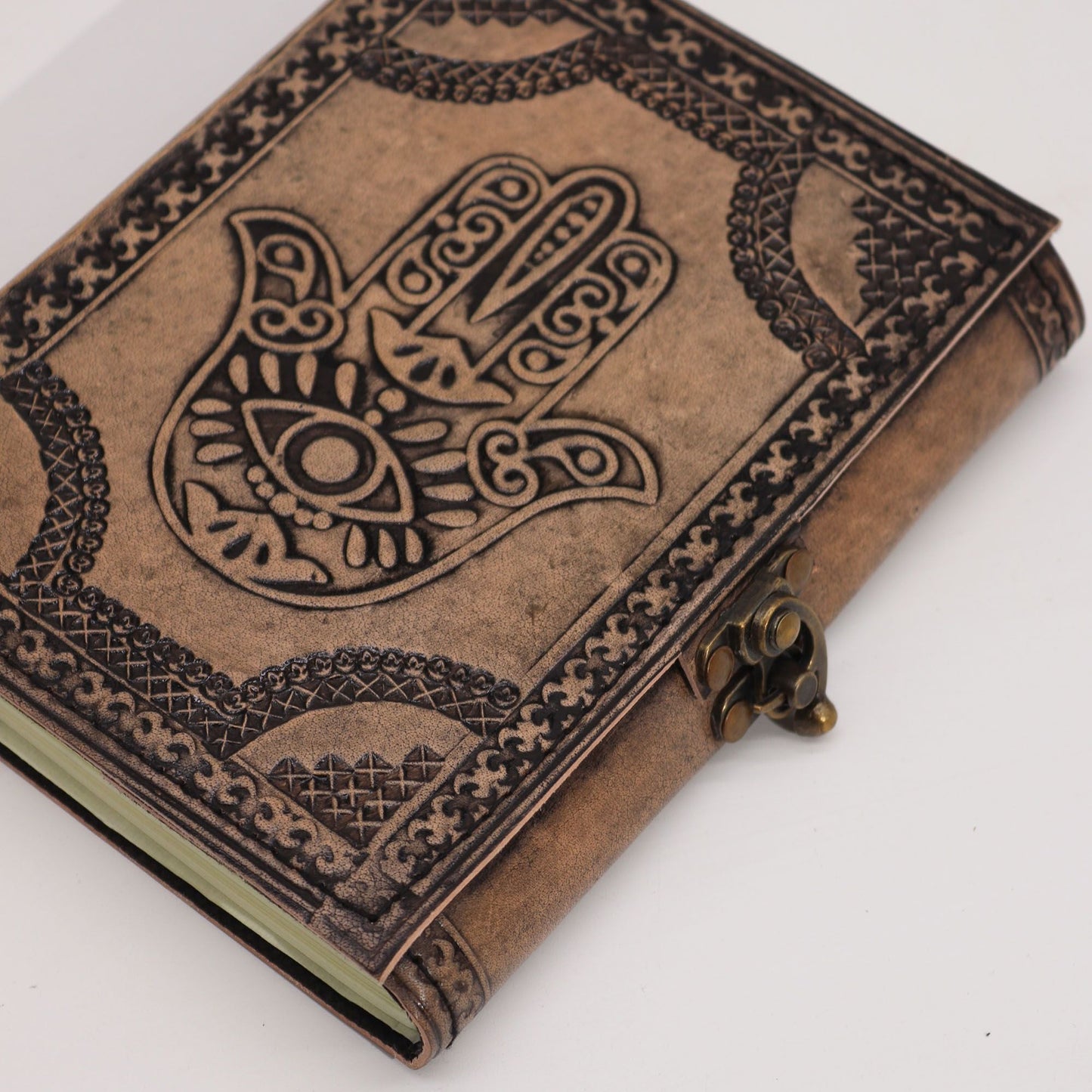 Alt Tag: Antique Grey Leather Notebook – 17.5x12.5x3 CM, cuaderno de cuero gris antiguo con grabado Hamsa y cierre metálico
